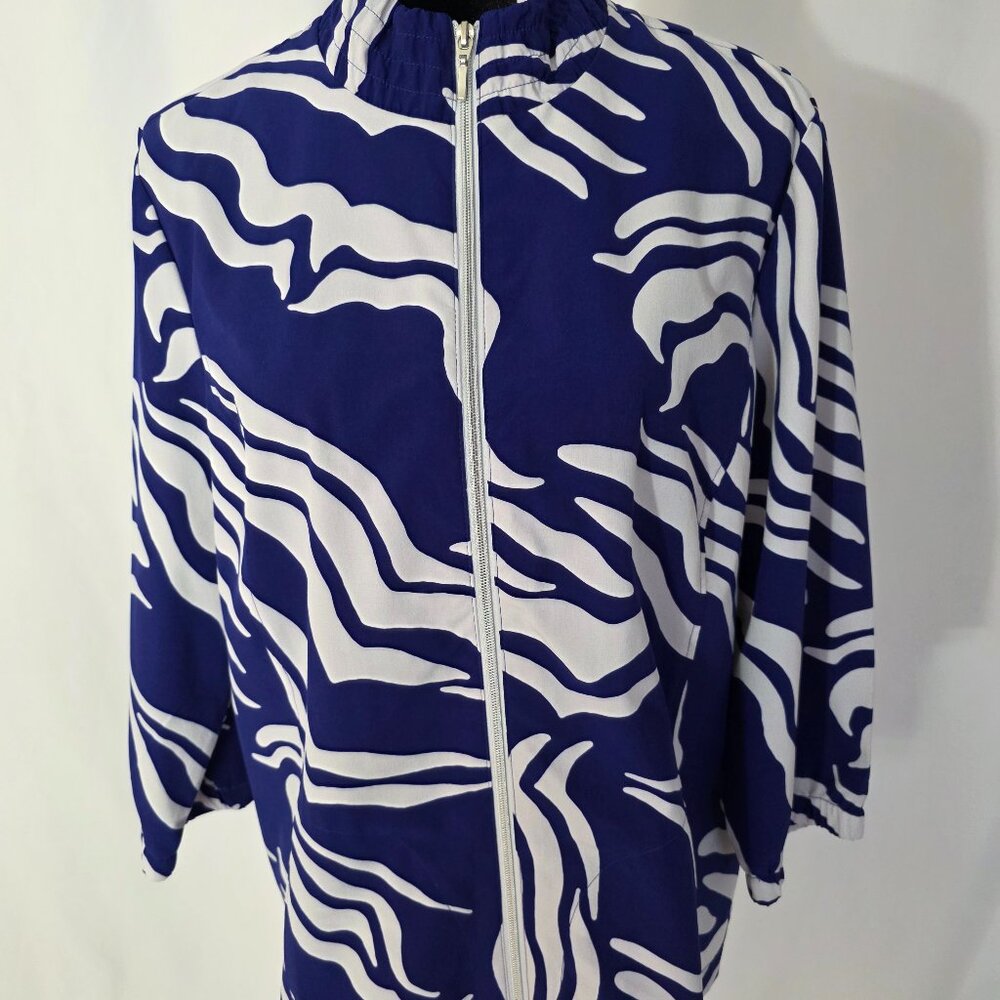 Zenergy by Chico's White and Royal Blue Jacket with zipper at front    T574